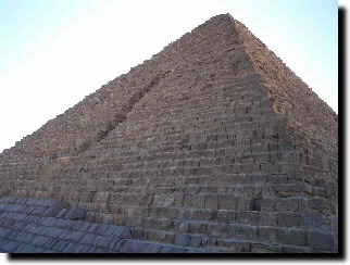 La pyramide de Mykérinos était recouverte  de calcaire, et de granit rose à sa base.